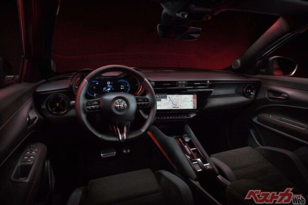 イブリダ スペチアーレの内装。マットブラック×レッドの組み合わせで、スポーティさを強調する