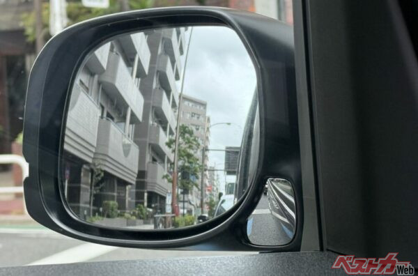 この小さな補助ミラーが思いのほか大活躍!! 外から目立たないのもイイ!!