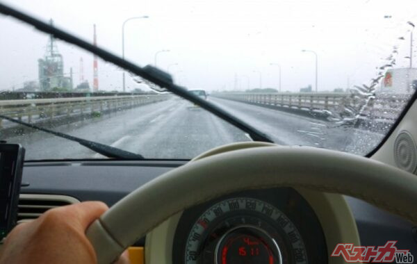 豪雨のNG運転3選！　雨の日の事故を防ぐために今すぐできる対策とは？