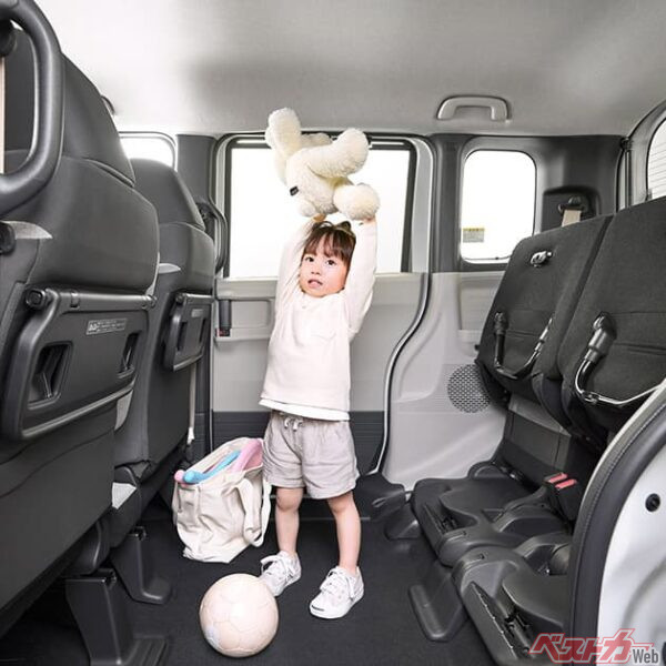 N-BOXはセンタータンクレイアウトにより小さなお子さんが立てるほか、植木などの長尺物も積むことができる