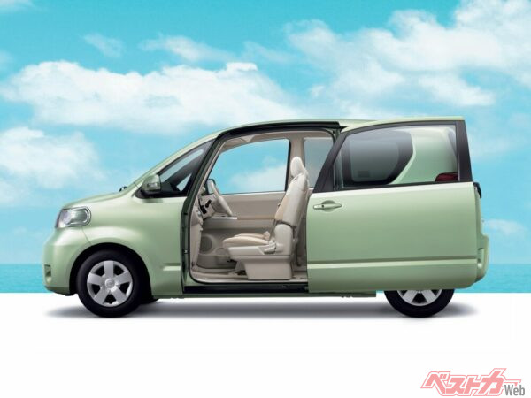 <br>開口幅1020mm、開口高1265mmというクラス随一の大開口設計により、大人の乗り降りはもちろん、チャイルドシートの乗せ降ろしや大きな荷物の出し入れもスムースに行える。キーレスリモコンでも開け閉めでき、雨の日や子どもを抱えての操作にも便利だ