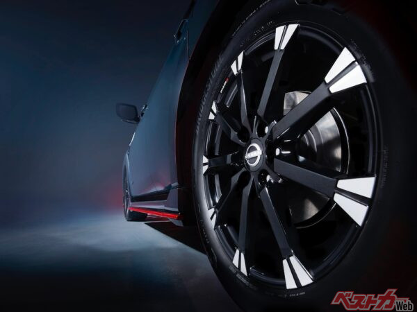 レイズの22インチホイールが装着される