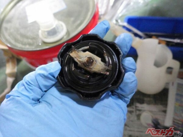 オイルキャップやレベルゲージに白っぽいクリームが付着している場合、エンジンオイルの乳化が進行している可能性が高い