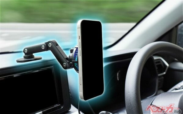 サンコーの「車載用冷却Magsafeホルダー」。スマホ背面に冷却面を接触させて直接スマホを冷やす。スマホの視認性も〇