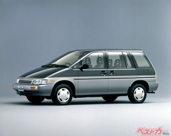 1988年登場の2代目プレーリー。キャッチコピーはなんと「セダンの新しい考え方です」だった