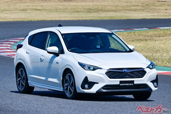 2ピニオン電動パワステの採用もあって洗練された操舵感とリニアな操縦性を実現