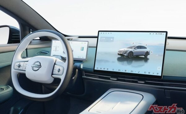 インパネ中央に15.6インチの2.5Kインフォテインメントスクリーンを搭載。エアコンコントロールやその他の物理プッシュスイッチも極力省略され、タッチ液晶内にインストールされているようだ