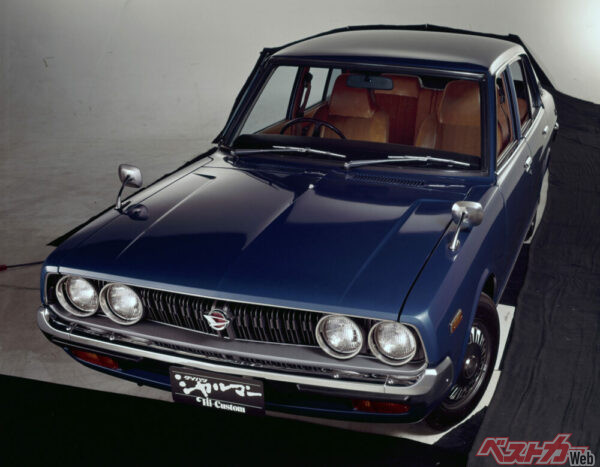 初代シャルマン。ベースとなった2代目カローラ(E20型)との違いはライトの数。シャルマンは4灯なのに対しカローラは2灯