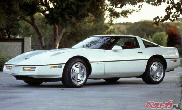 1984年登場4代目コルベット。見るからに速そうなヨーロピアンスタイルが光るアメリカ車である