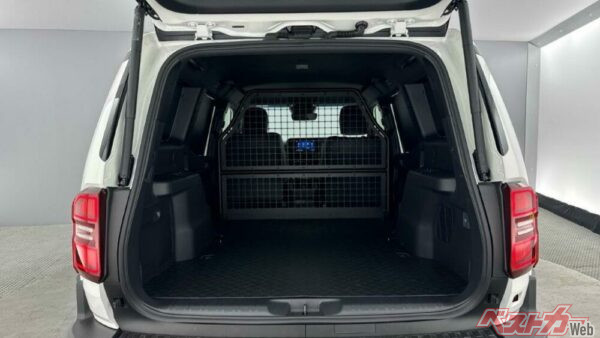 バルクヘッドで区切られた荷室容量は最大2000リットル。ヒッチメンバーを取り付けて、トレーラーをけん引することだって余裕だ