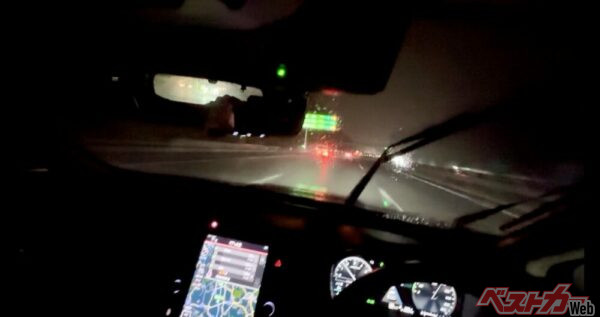 日が暮れた高速道路で突然のゲリラ豪雨。こんな最悪の状況でも安定した接地感を維持してくれた