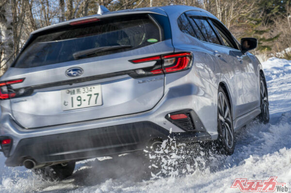 雪道での安定したグリップと操縦性の高さはスタッドレスタイヤの性能に迫る