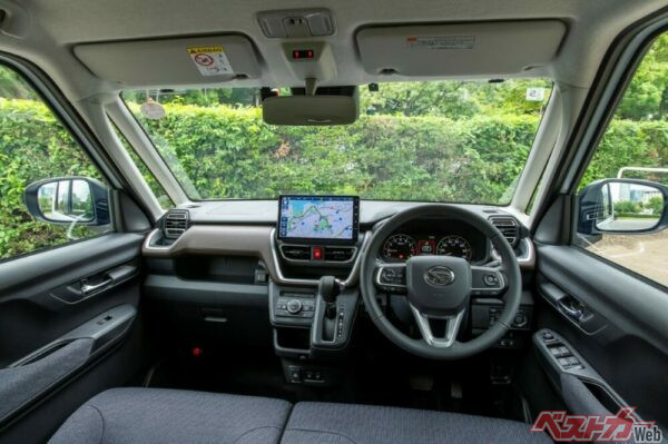 新型ムーヴRS（ターボ）のインテリア。本革ステアリング＆本革シフトノブを装備