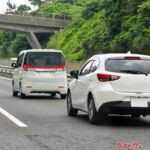 高速道路の追い越し車線を走り続ける居座り運転車!!　追いつかれても どかないのはなぜ？