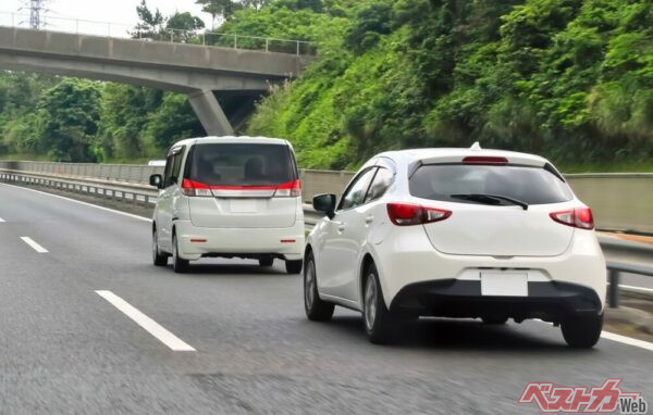 高速道路の追い越し車線を走り続ける居座り運転車!!　追いつかれても どかないのはなぜ？