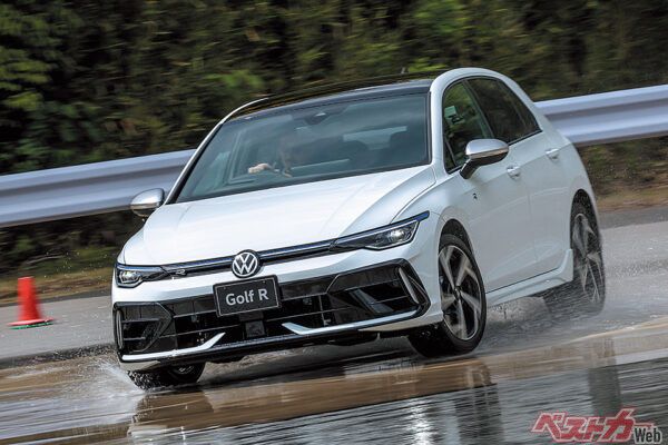 R-Performanceトルクベクタリングと呼ばれる、左右後輪のトルク配分を0〜100に制御する4WDにより、姿勢制御は自由自在だ