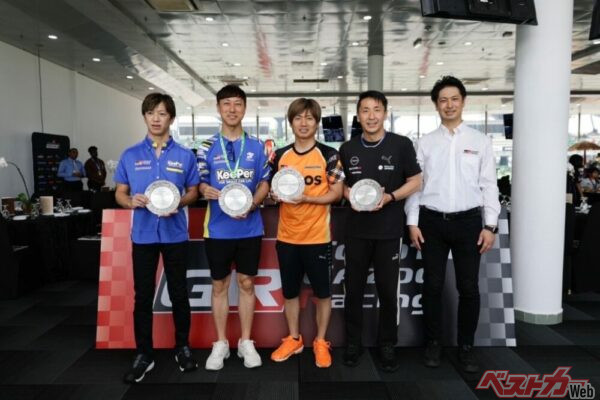 プレートを贈呈された左から立川祐路監督、石浦宏明選手、大嶋和也選手、松田次生選手とTOYOTA GAZOO Racing モータースポーツ部の加地雅也部長