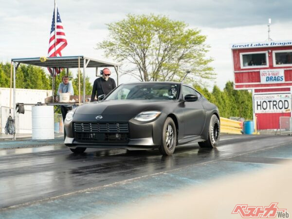 ハイパワーを受け止めるため、タイヤやサスペンションなどはしっかりと強化されているが、エンジンそのものは素の状態。それで800馬力とは…。