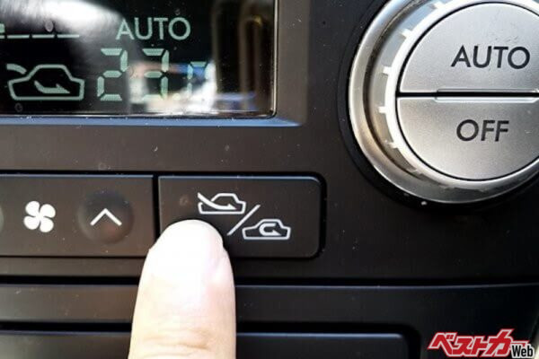 こちら内気循環と外気循環の切り替えボタン。矢印が外から入っているものが外気循環だ