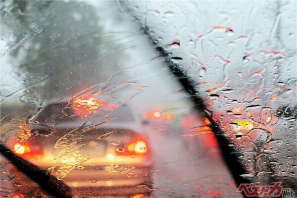 梅雨入り直前!!　ワイパーの“そのまま放置”は超キケンだ!!!