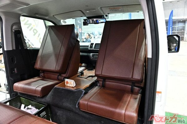 なんと背もたれ部分を使用することで対面対座に！