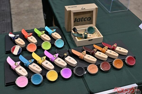 実際のナイフ。カラーバリエーションも豊富だ