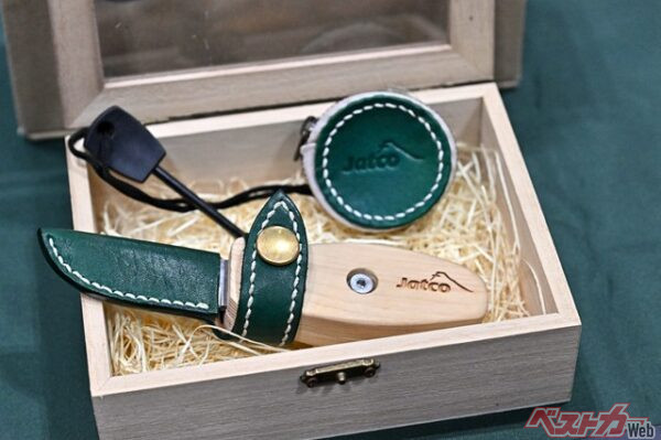 柄やレザーケースは静岡県富士市周辺の工場・職人とともにつくりあげた