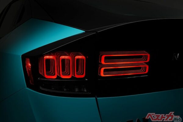 「二III」LEDテールランプも、新型リーフのキャッチーなアイコンとなりそうだ。ただし北米仕様での下位グレードでは、「二」の部分のLEDランプが装着されず「III」のみ。日本仕様はどうなるのか？