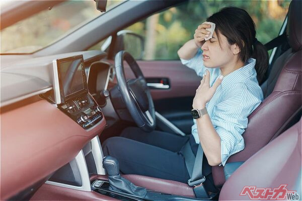 炎天下に放置したクルマの車内は50度にも達する。バッテリーには最悪だ（Jo Panuwat D@Adobestock）