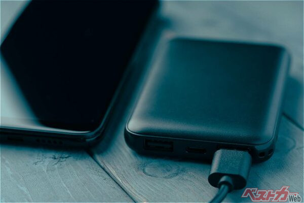 スマホ充電用にモバイルバッテリーは便利だが車内放置はマジで危険（AYANO@Adobestock）