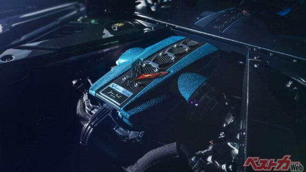 5.5リッター LT7ツインターボV8エンジン。システム総合では1250hpを発揮するモンスターだ