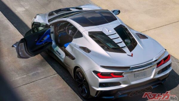 フロントアクスルを電気モーターで駆動し、V8エンジンでリアアクスルを駆動。電動駆動システムはプラグイン電源を必要とせず、充電はフロントドライブユニットの回生エネルギーによって行われる