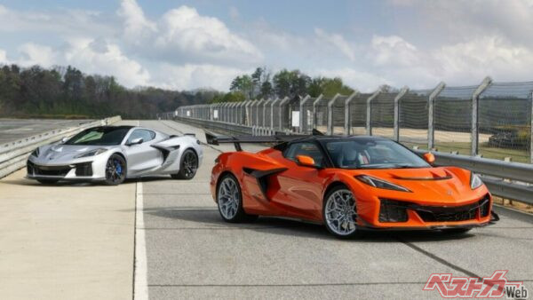 コルベットZR1X（左奥）と、ZTKパフォーマンスパッケージを装着したコルベットZR1Xコンバーチブル（右手前）