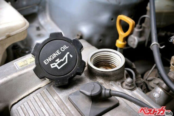 エンジンオイルが汚れていたらすぐ交換することをお薦めする(NorGal – stock@Adobe Stock)