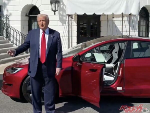 Xで公開されたモデルSの納車シーン。ニュースなどで大きく取り上げられ、二人の親密さがアピールされた。