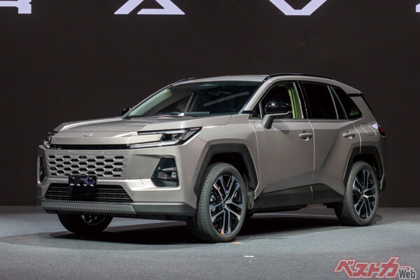 トヨタ RAV4「CORE」。新型RAV4の核となるバージョンで、最も洗練されたデザインだが、「SUVハンマーヘッド」の採用でタフさも表現。シリーズ中唯一HEVとPHEVの両方をラインナップする