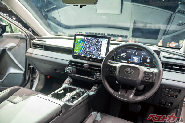 表示、操作類を水平なインパネに集約し、運転中の視線移動や動作を少なくしている