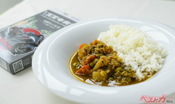 <strong>『スズキ食堂「大根サンバル」』</strong><br>大根/人参/トゥール豆を使った南インドの煮込み料理で、タマリンドの酸味が特徴。お味噌汁のようにご飯に合わせるのがおすすめ! パッケージデザイン「HAYABUSA」/辛さ3