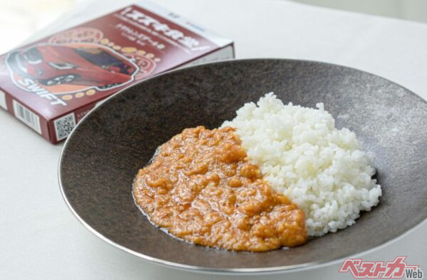 <strong>『スズキ食堂「トマトレンズダール」』</strong><br>栄養豊富なレンズ豆をトマトと合わせた北インドの煮込み料理。スパイスはクミン/ターメリック/チリの3つだけだが、奥深い味わいを楽しめる。パッケージデザイン「スイフト」/辛さ2