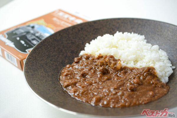 <strong>『スズキ食堂「茶ひよこ豆マサラ」』</strong><br>タンパク質豊富な皮付きの茶ひよこ豆をじっくり炒めた玉ねぎと合わせた北インドの煮込み料理。トマトの酸味と青唐辛子のキレのある味わいが特徴。パッケージデザイン「ジムニー」／辛さ4