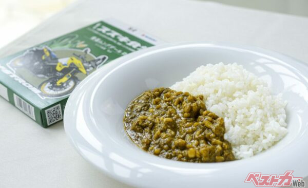 <strong>『スズキ食堂「青菜ムングダール」』</strong><br>緑豆の皮をむいた黄ムング豆と、小松菜を合わせた北インドの煮込み料理。青菜のほどよい苦みとクミンのスパイシーな香りを楽しめる。パッケージデザイン「V-STROM1050DE」/辛さ1