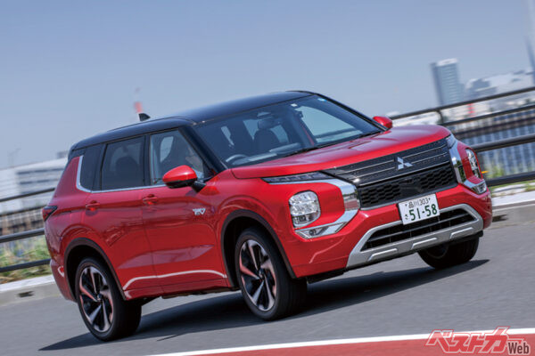 三菱 アウトランダーPHEV（526万3500～640万5300円）　WLTCモード燃費：16.2～16.6km/L　パワートレーン：2.4L・PHEV
