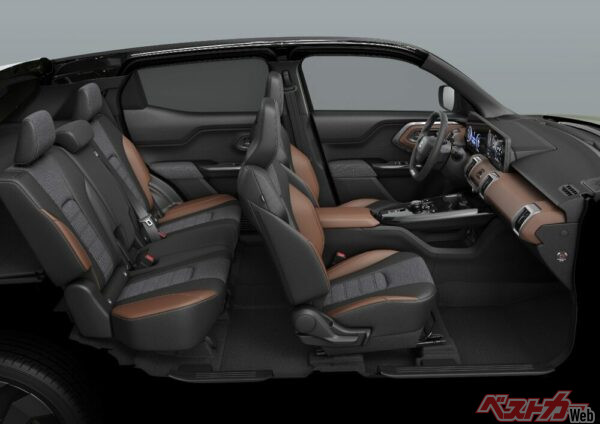 全長4.3m程度のコンパクトなeビターラだが、EV専用プラットフォームによるロングホイールベースによって、特に後席の足元スペースには余裕がある