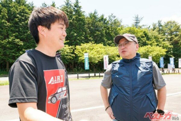 三間選手の緊張を和らげようと、根も葉もないことを言って和ますヒロキ選手