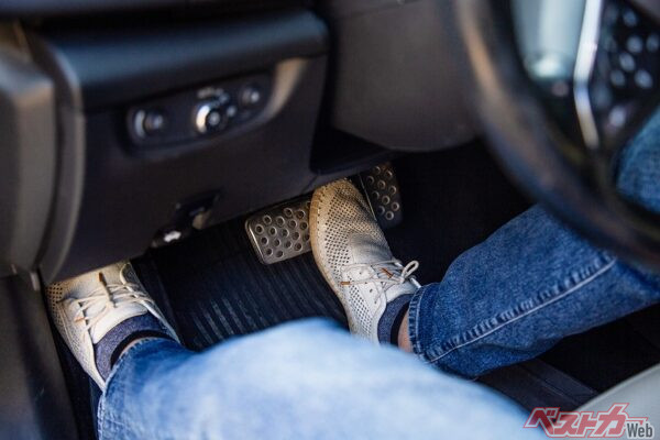 ブレーキペダルもじわーっと操作が必要。じわーっと操作をするためには、早めにブレーキをかけ始める必要があり、安全運転の面でも必要(PHOTO:Adobe Stock_Yelena)