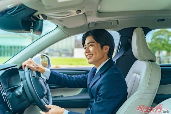 「運転」とは、クルマを安全に動かすこと。安全が確保されない運転操作は、どれだけ操作がうまかったとしても、日常の運転における「うまい運転」にはなりえない(PHOTO:Adobe Stock_metamorworks)