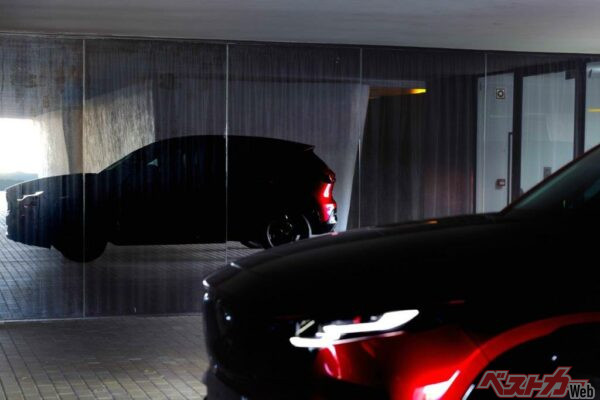 マツダ・ヨーロッパで発表された新型CX-5のディザー画像。ヘッドライトが特徴的なデザインとなってる