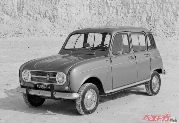 初代ルノー4（キャトル）。30年も作られた偉大な実用車だ