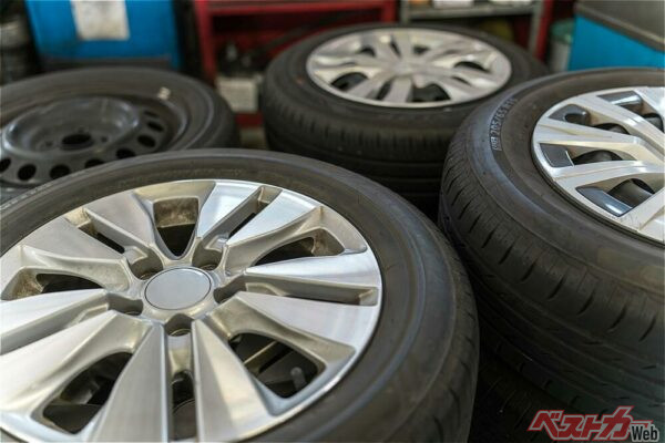 つい車庫などに積みっぱなしにしちゃうタイヤ＆ホイール。窃盗犯が狙っているぞ！（buritora@Adobestock）