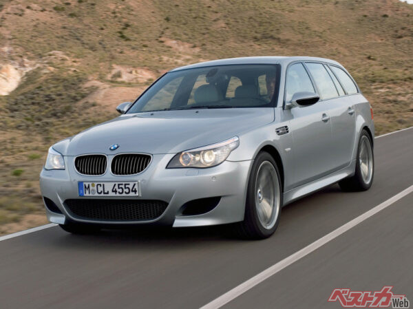 M5ワゴンにも搭載されており、これは量産ワゴン初のV10エンジン搭載車